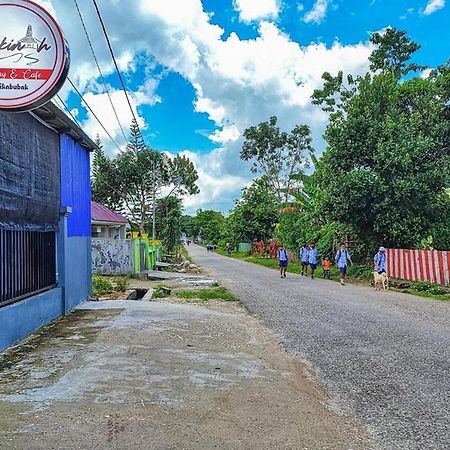 Shekinah Homestay & Cafe Waikabubak Mitra Reddoorz Exterior foto