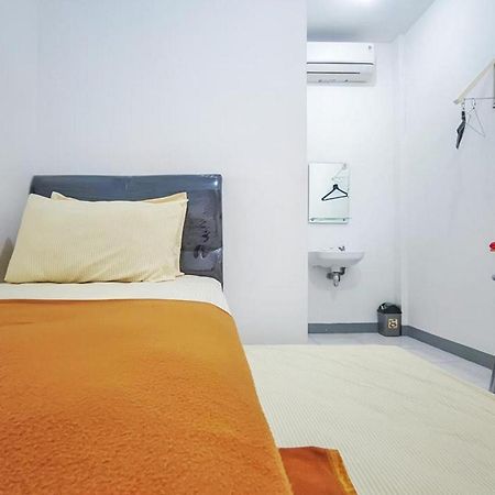 Shekinah Homestay & Cafe Waikabubak Mitra Reddoorz Exterior foto