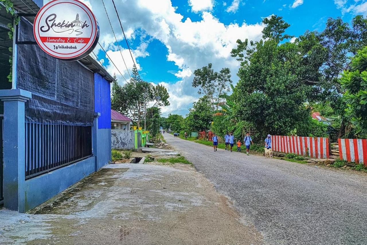 Shekinah Homestay & Cafe Waikabubak Mitra Reddoorz Exterior foto