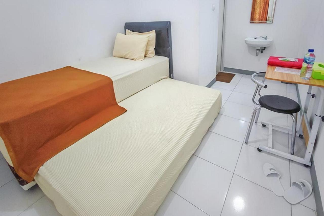 Shekinah Homestay & Cafe Waikabubak Mitra Reddoorz Exterior foto