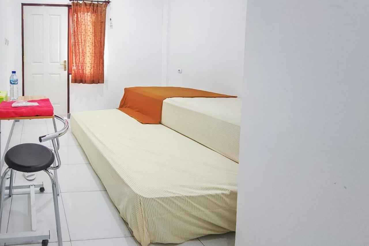 Shekinah Homestay & Cafe Waikabubak Mitra Reddoorz Exterior foto