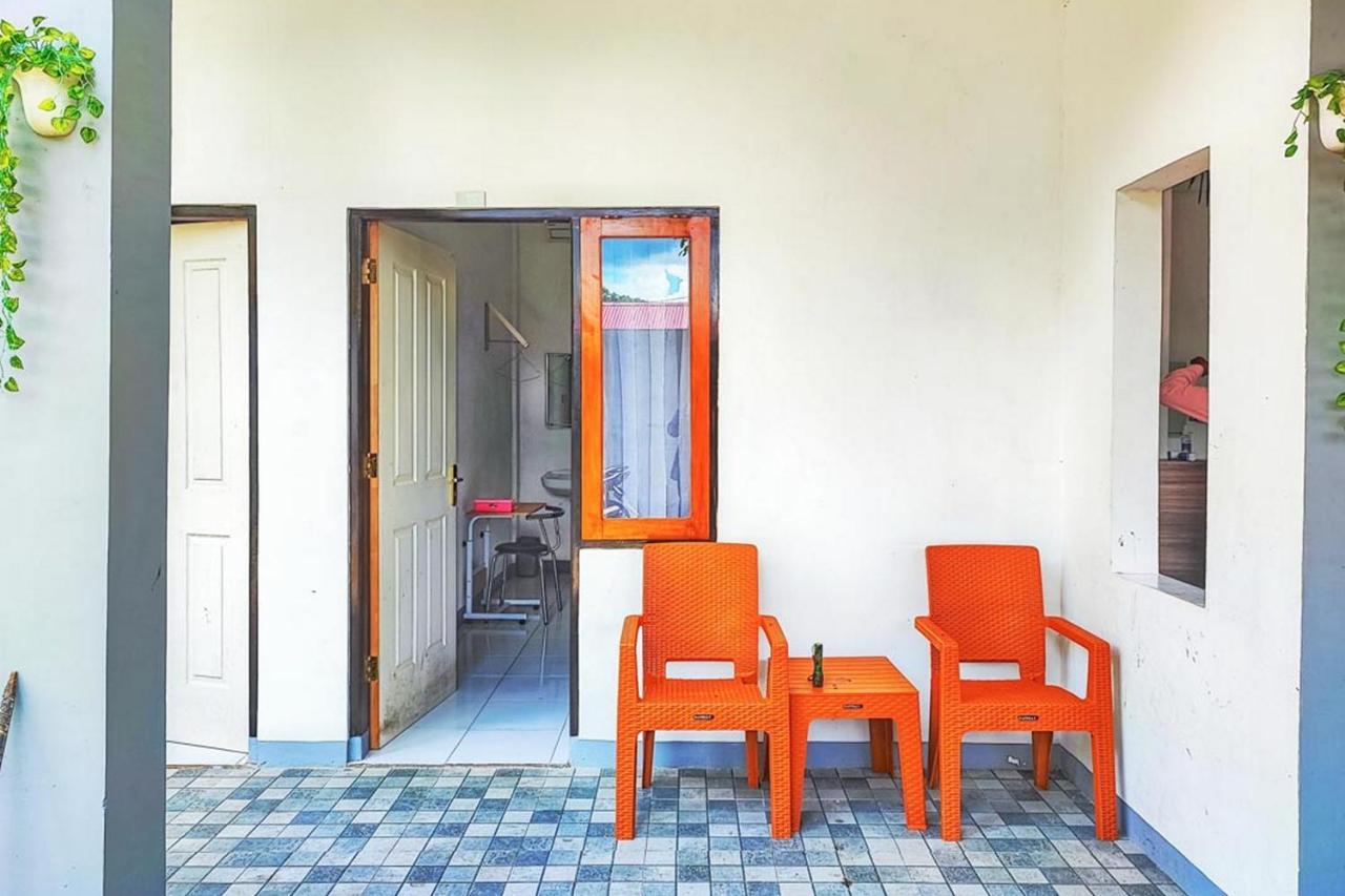 Shekinah Homestay & Cafe Waikabubak Mitra Reddoorz Exterior foto